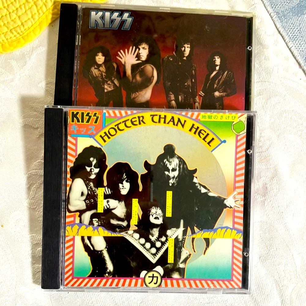 KISS ROCK N ROLL 2 CDS 1974 HOTTER THAN HELL & 1988 SMASHES THRASHES & HITS
